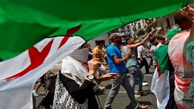 المتظاهرون الجزائريون في الجزائر العاصمة في 30 يوليو